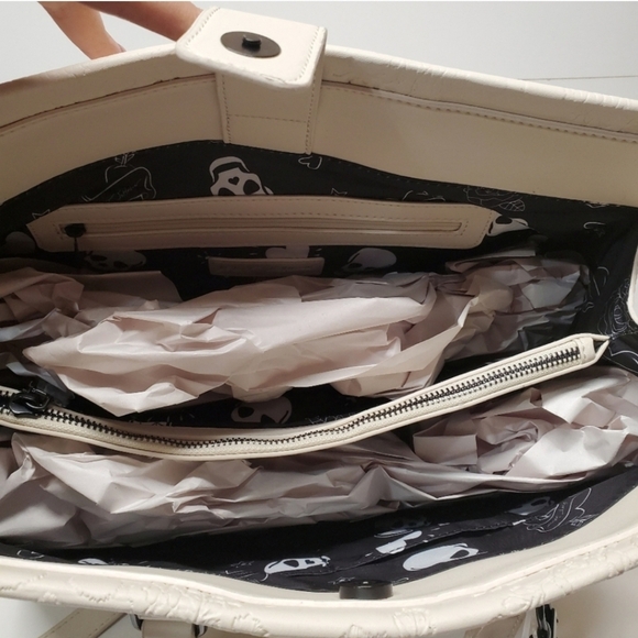 🔹️Betsey Johnson xomattie chalk embossed Skull  tote  removable Skull keychain - Picture 6 of 7